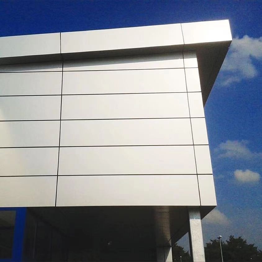 Cómo los materiales compuestos de aluminio están transformando las fachadas de los edificios
