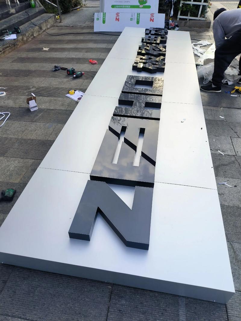 Por qué los Paneles Compuestos de Aluminio están Revolucionando la Señalización y la Publicidad