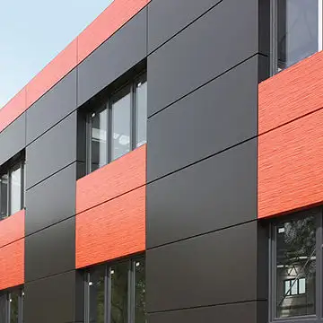 Combinación de paneles compuestos de aluminio con materiales de construcción existentes