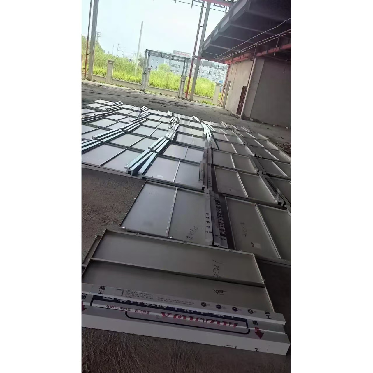 Cómo eliminar rebabas al cortar paneles compuestos de aluminio: técnicas profesionales