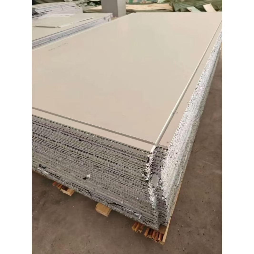 Solución al efecto ondulación en paneles de aluminio: distribución de tensión en paneles planos.