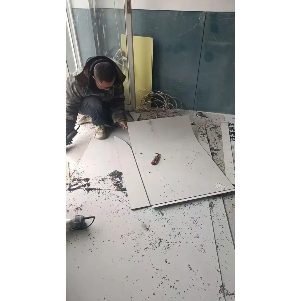 Prueba manual de torsión para resistencia al despegue de ACP en obra