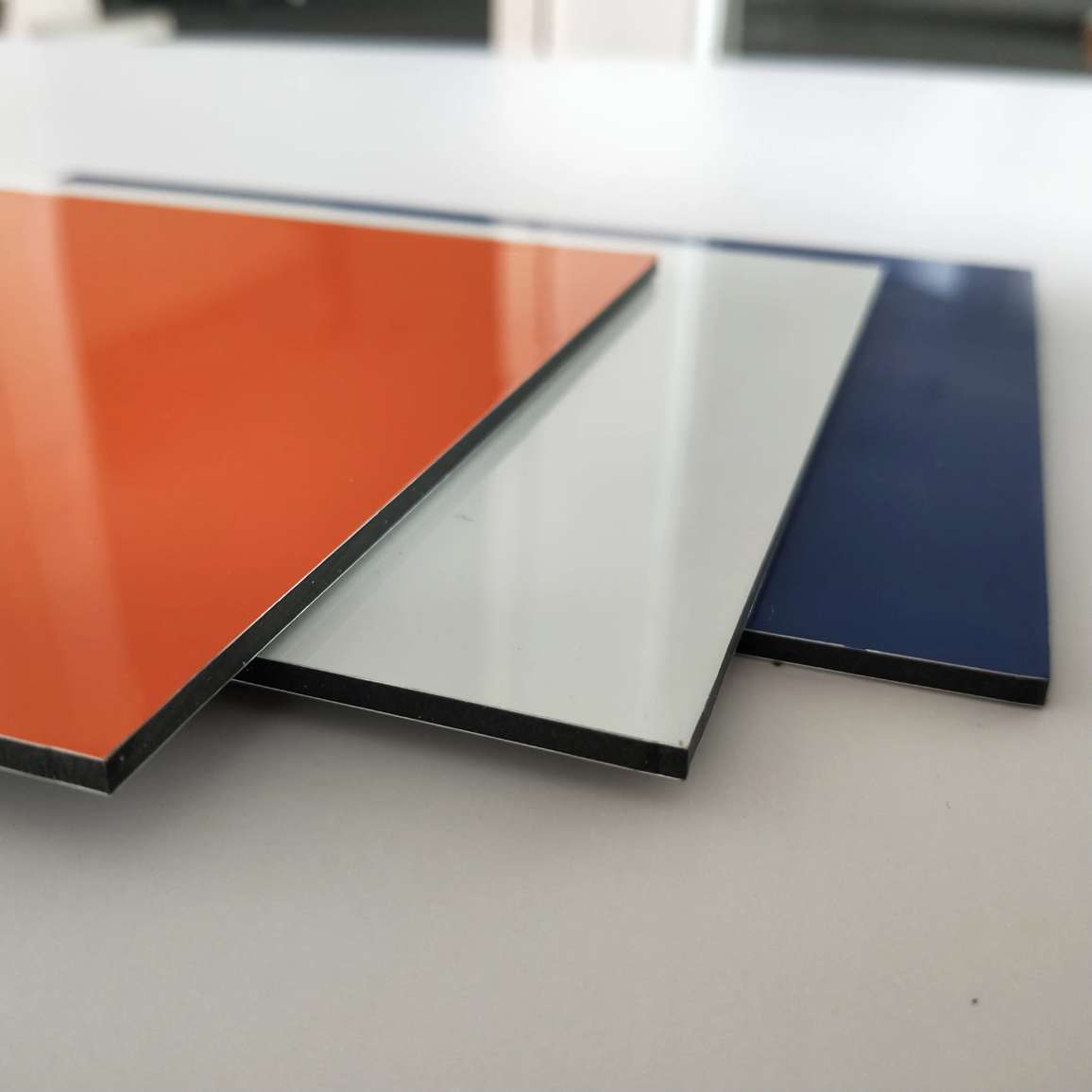 El riesgo oculto de la delaminación en paneles compuestos de aluminio de bajo costo
